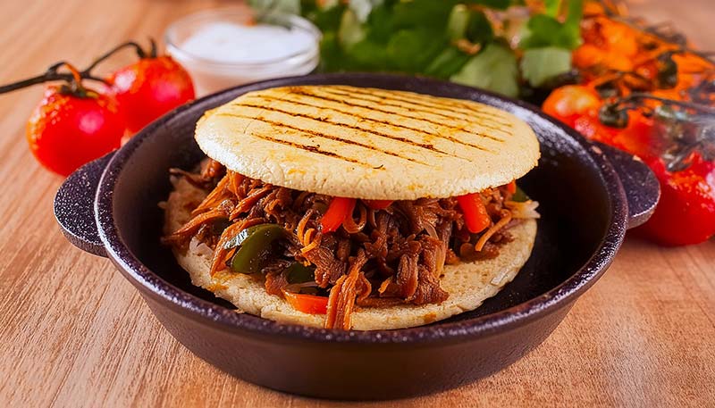 Arepas Rellenas Ranchera Receta Arepa Rellena con Carne Desmechada - Productos Típico Latinos